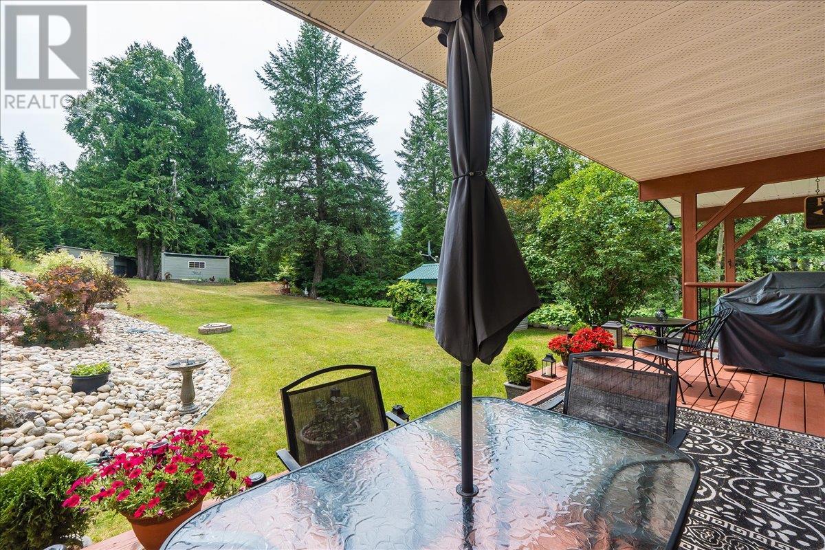 1160 22 Highway, Rossland, British Columbia  V0G 1Y0 - Photo 4 - 10356644