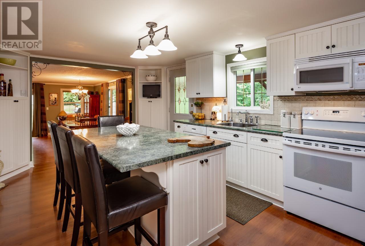 1160 22 Highway, Rossland, British Columbia  V0G 1Y0 - Photo 6 - 10356644
