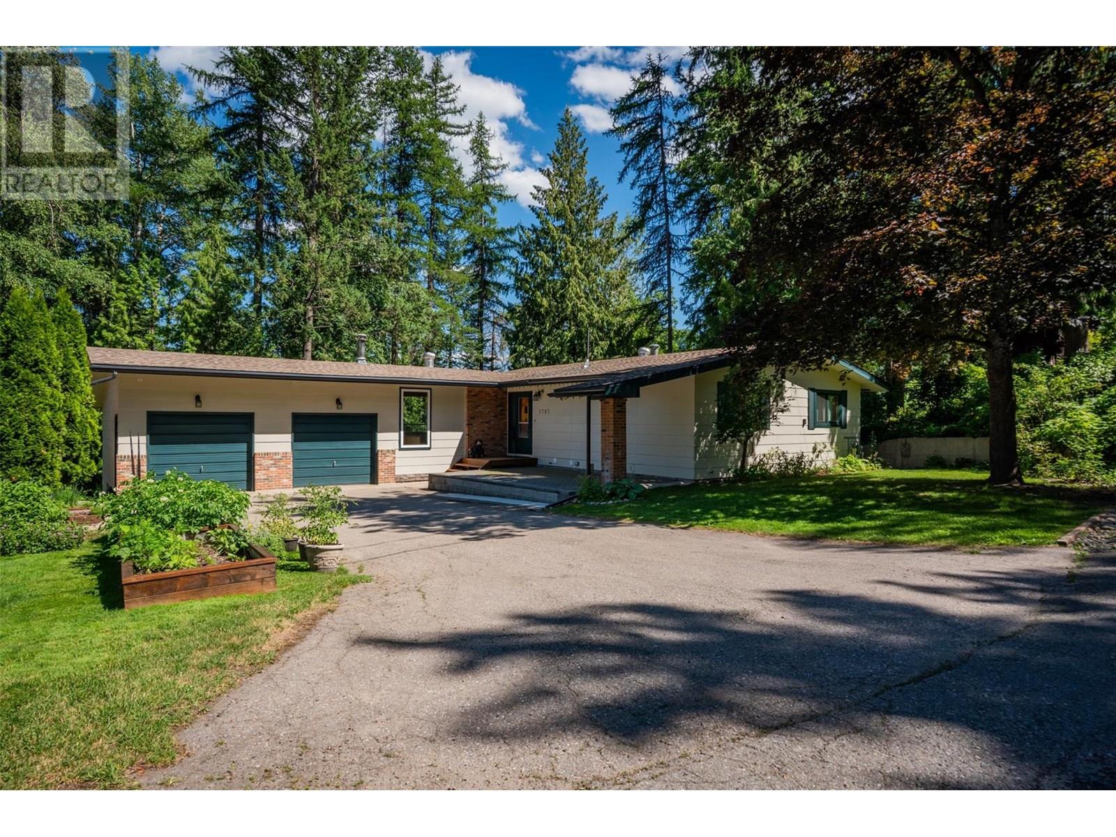 2707 Maple Crescent, Rossland, British Columbia  V0G 1Y0 - Photo 1 - 10356817