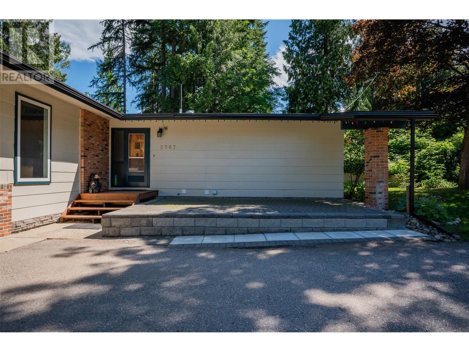 2707 Maple Crescent, Rossland, British Columbia  V0G 1Y0 - Photo 2 - 10356817