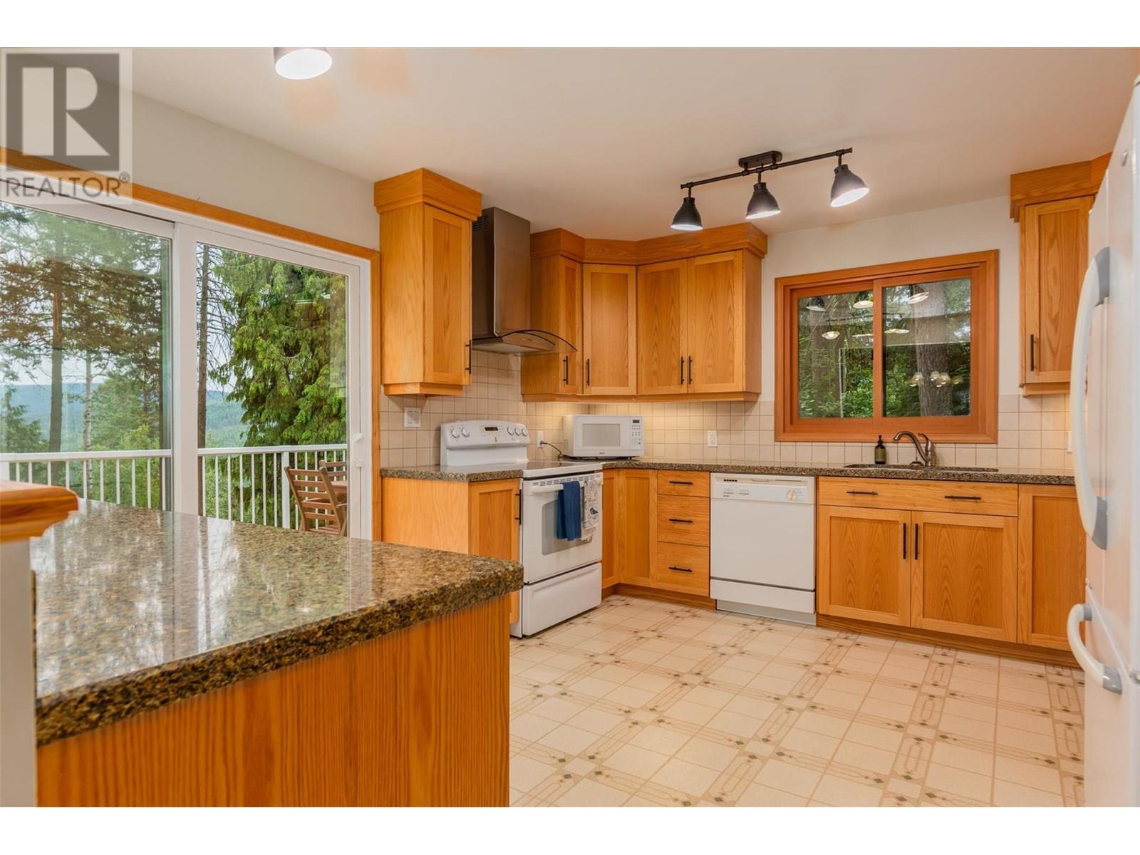 2707 Maple Crescent, Rossland, British Columbia  V0G 1Y0 - Photo 5 - 10356817