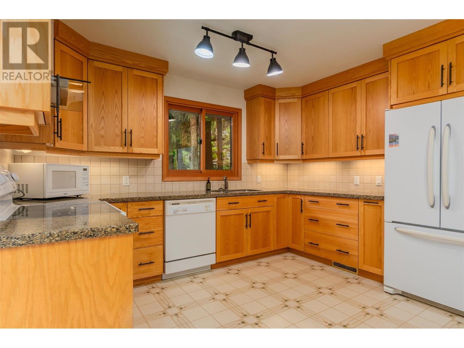 2707 Maple Crescent, Rossland, British Columbia  V0G 1Y0 - Photo 6 - 10356817