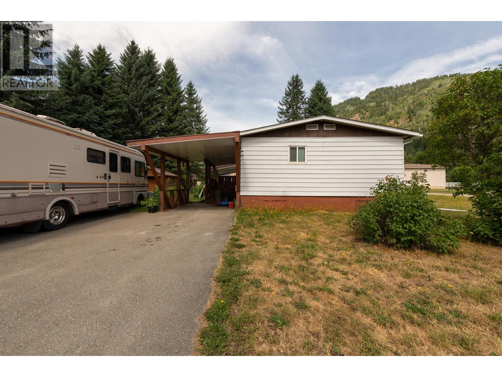 901 Eighth Street, Salmo, British Columbia  V0G 1Z0 - Photo 18 - 10356045