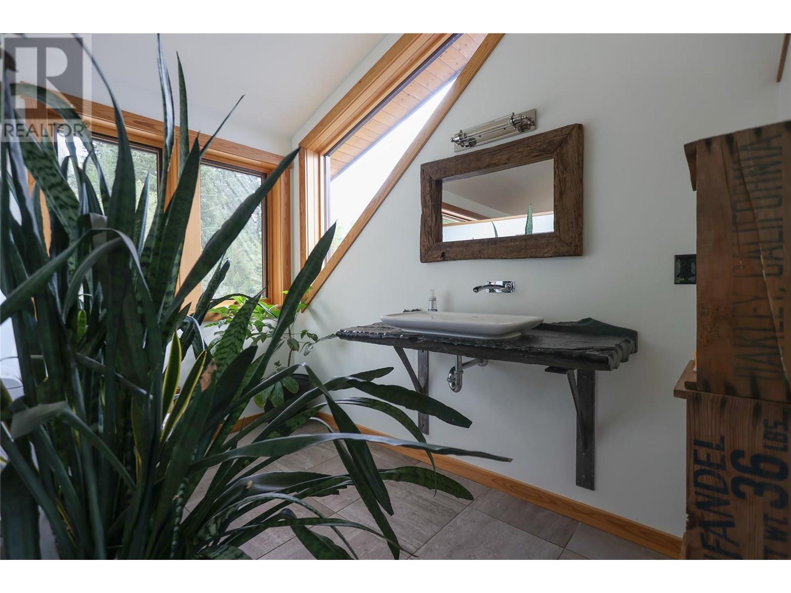 6580 6 Highway, Ymir, British Columbia  V0G 2K0 - Photo 43 - 10356835