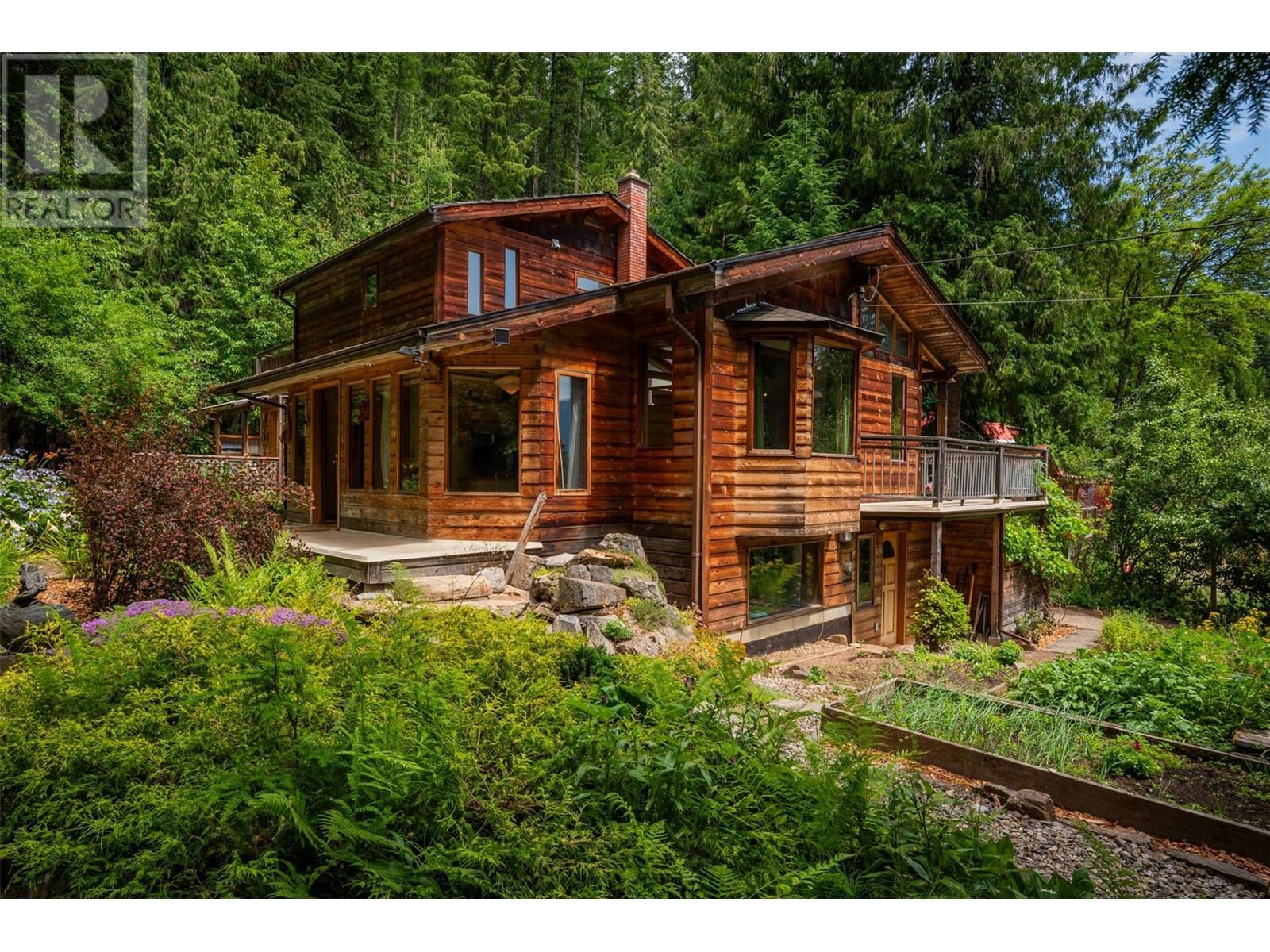 1116 C Avenue, Kaslo, British Columbia  V0G 1M0 - Photo 1 - 10355962