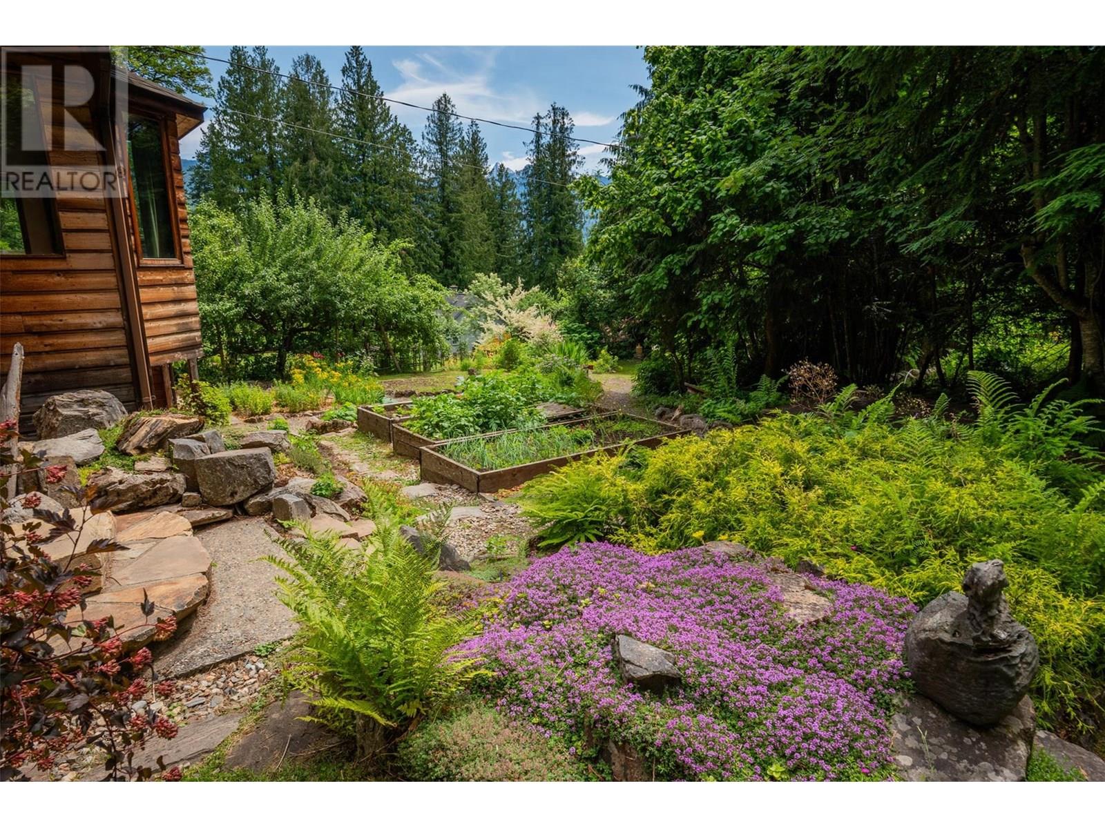 1116 C Avenue, Kaslo, British Columbia  V0G 1M0 - Photo 11 - 10355962