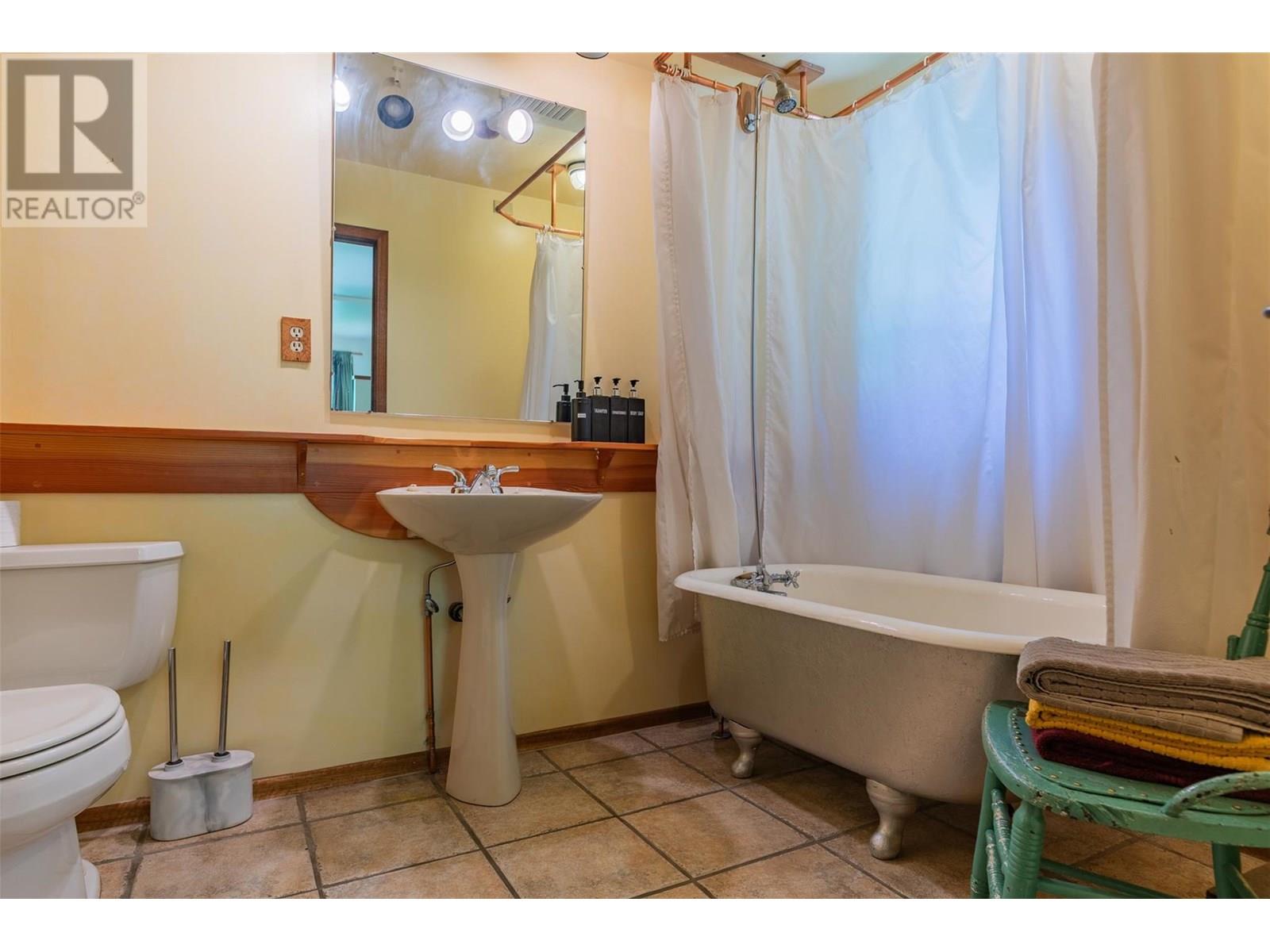 1116 C Avenue, Kaslo, British Columbia  V0G 1M0 - Photo 47 - 10355962
