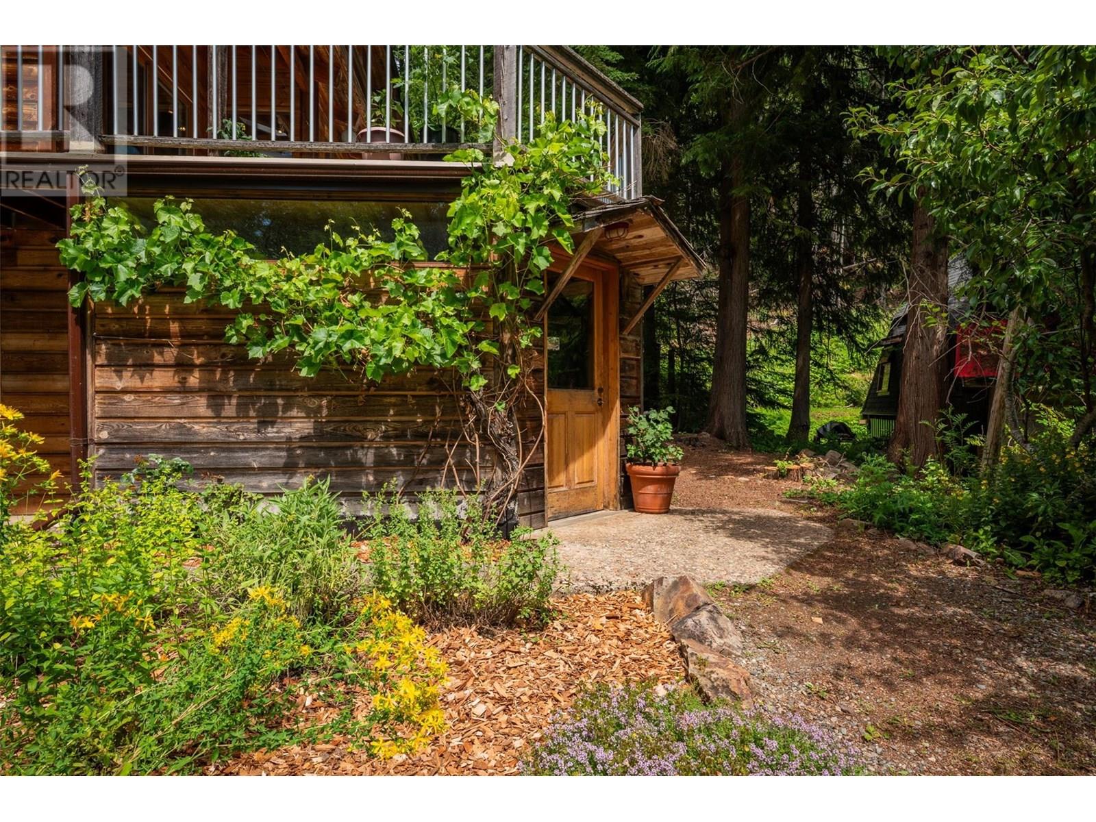 1116 C Avenue, Kaslo, British Columbia  V0G 1M0 - Photo 7 - 10355962