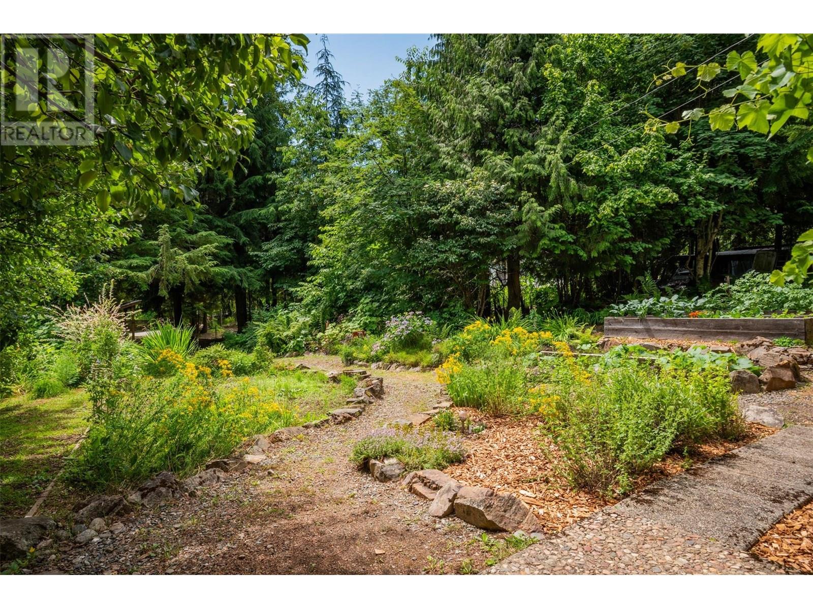 1116 C Avenue, Kaslo, British Columbia  V0G 1M0 - Photo 8 - 10355962