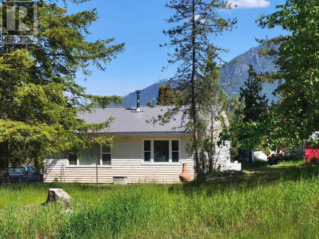 572 6 Highway, Nakusp, British Columbia  V0G 1R1 - Photo 1 - 10357088