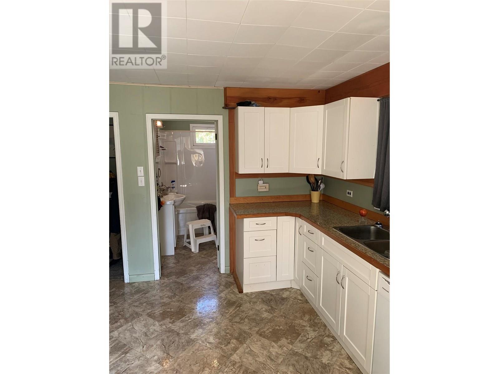 572 6 Highway, Nakusp, British Columbia  V0G 1R1 - Photo 12 - 10357088
