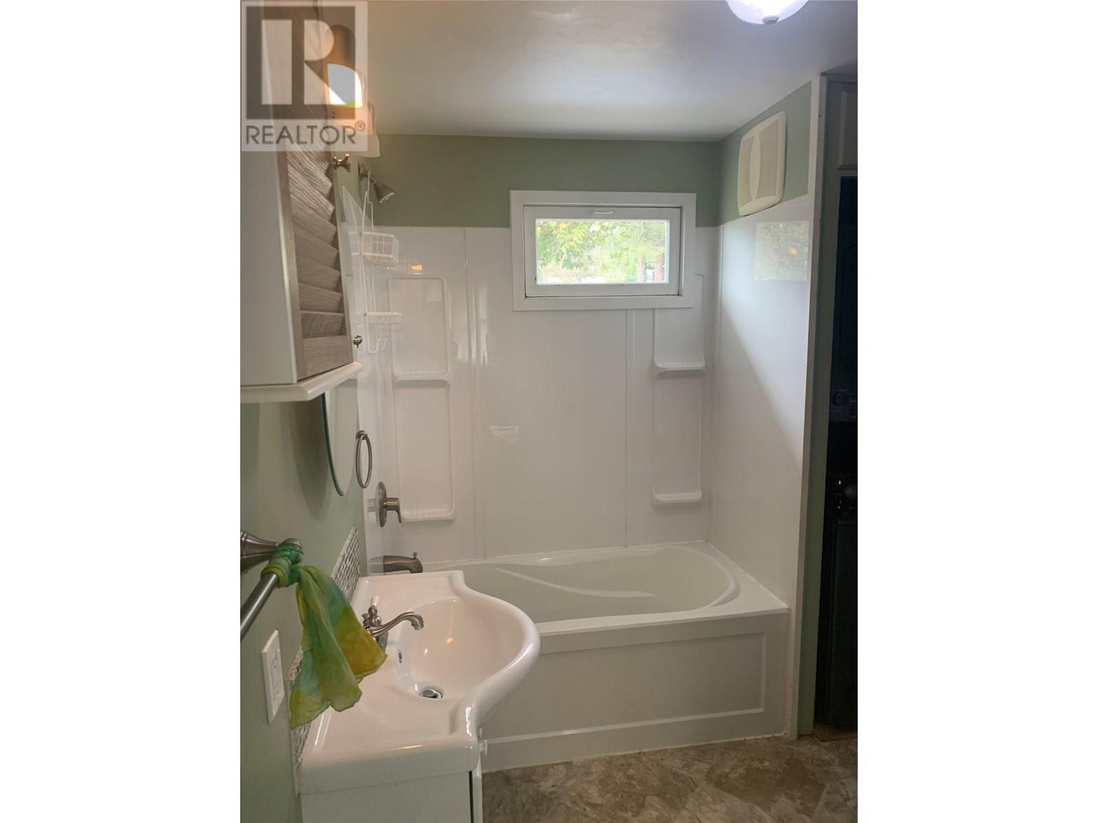 572 6 Highway, Nakusp, British Columbia  V0G 1R1 - Photo 2 - 10357088