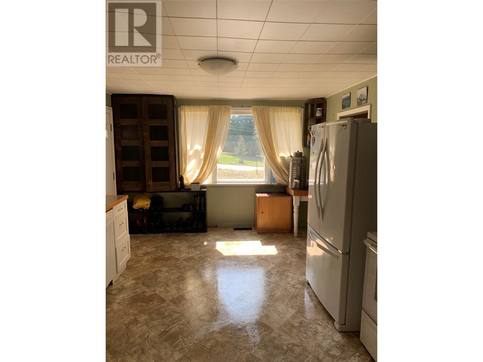 572 6 Highway, Nakusp, British Columbia  V0G 1R1 - Photo 8 - 10357088