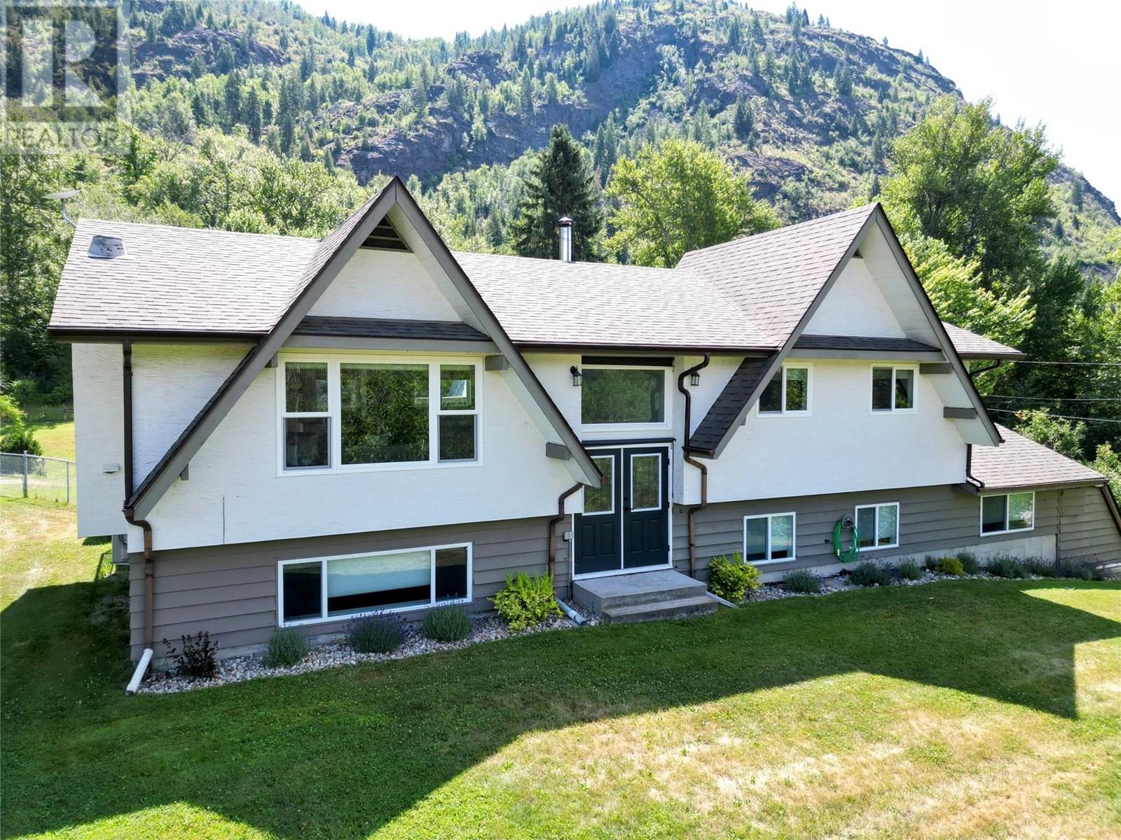 9480 Station Road, Trail, British Columbia  V1R 4W6 - Photo 1 - 10357326