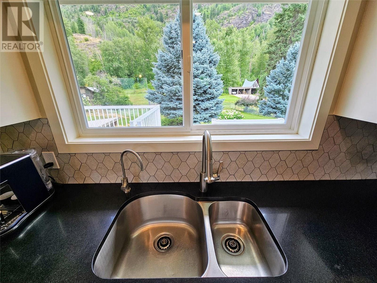 9480 Station Road, Trail, British Columbia  V1R 4W6 - Photo 21 - 10357326