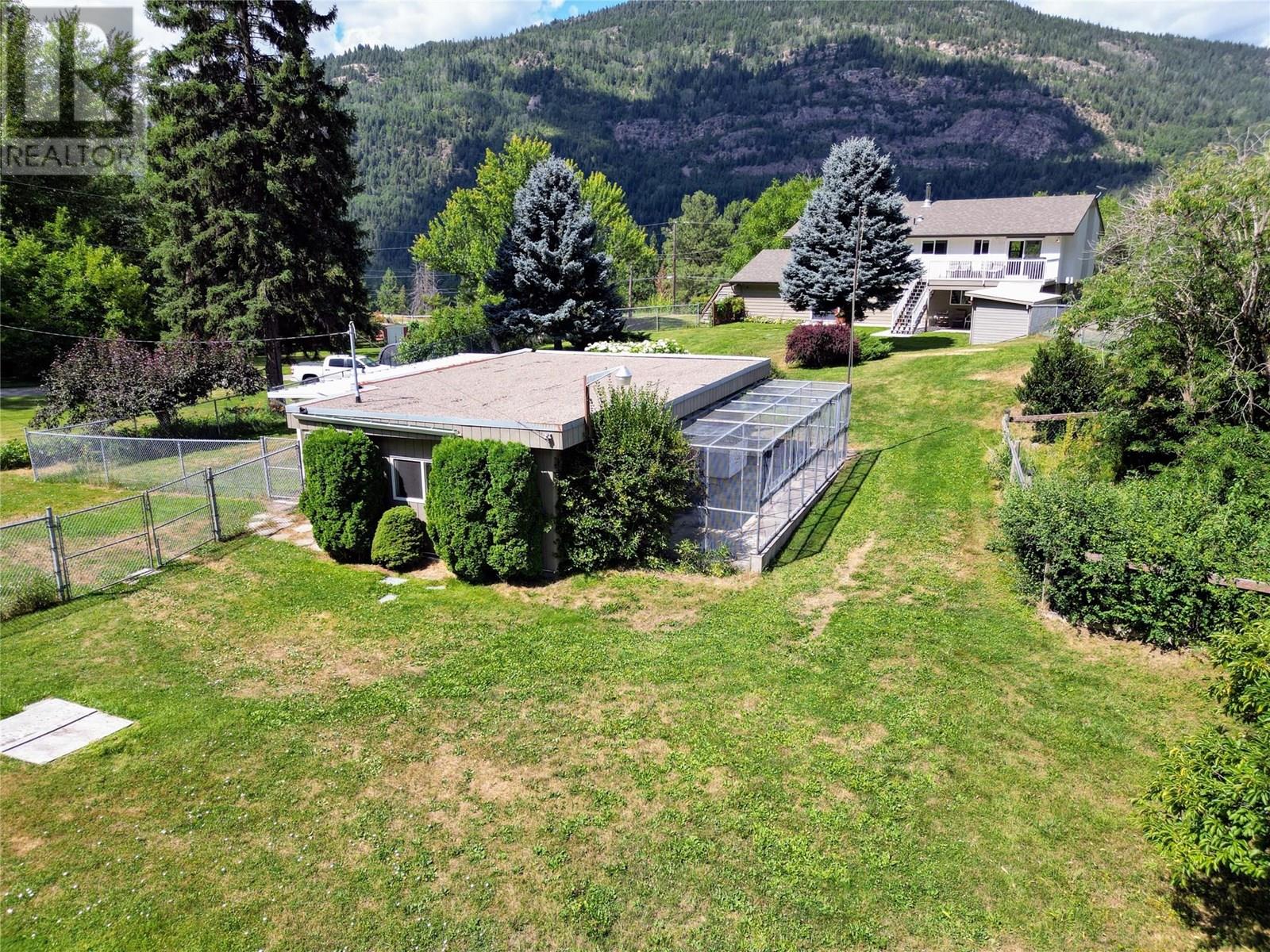 9480 Station Road, Trail, British Columbia  V1R 4W6 - Photo 5 - 10357326