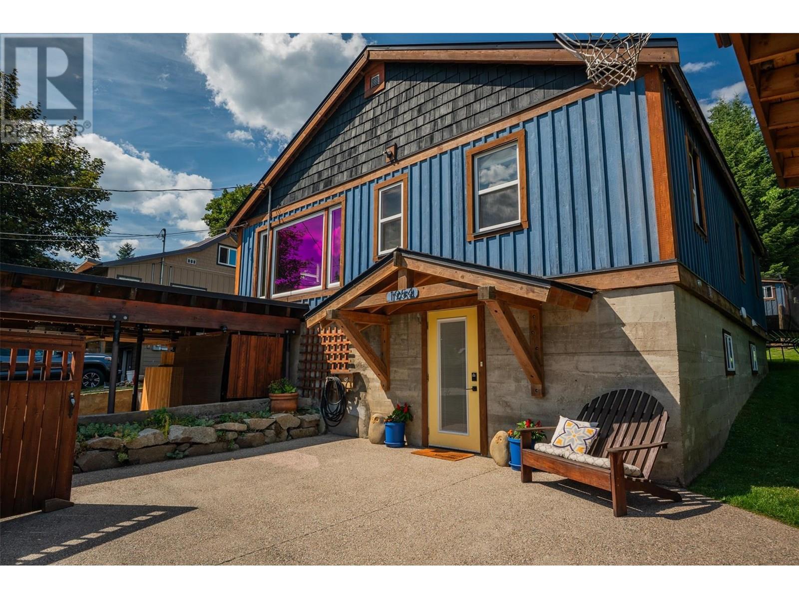 <div class="slider-price">$749,000</div><p>1954 Thompson Avenue, Rossland, British Columbia</p>