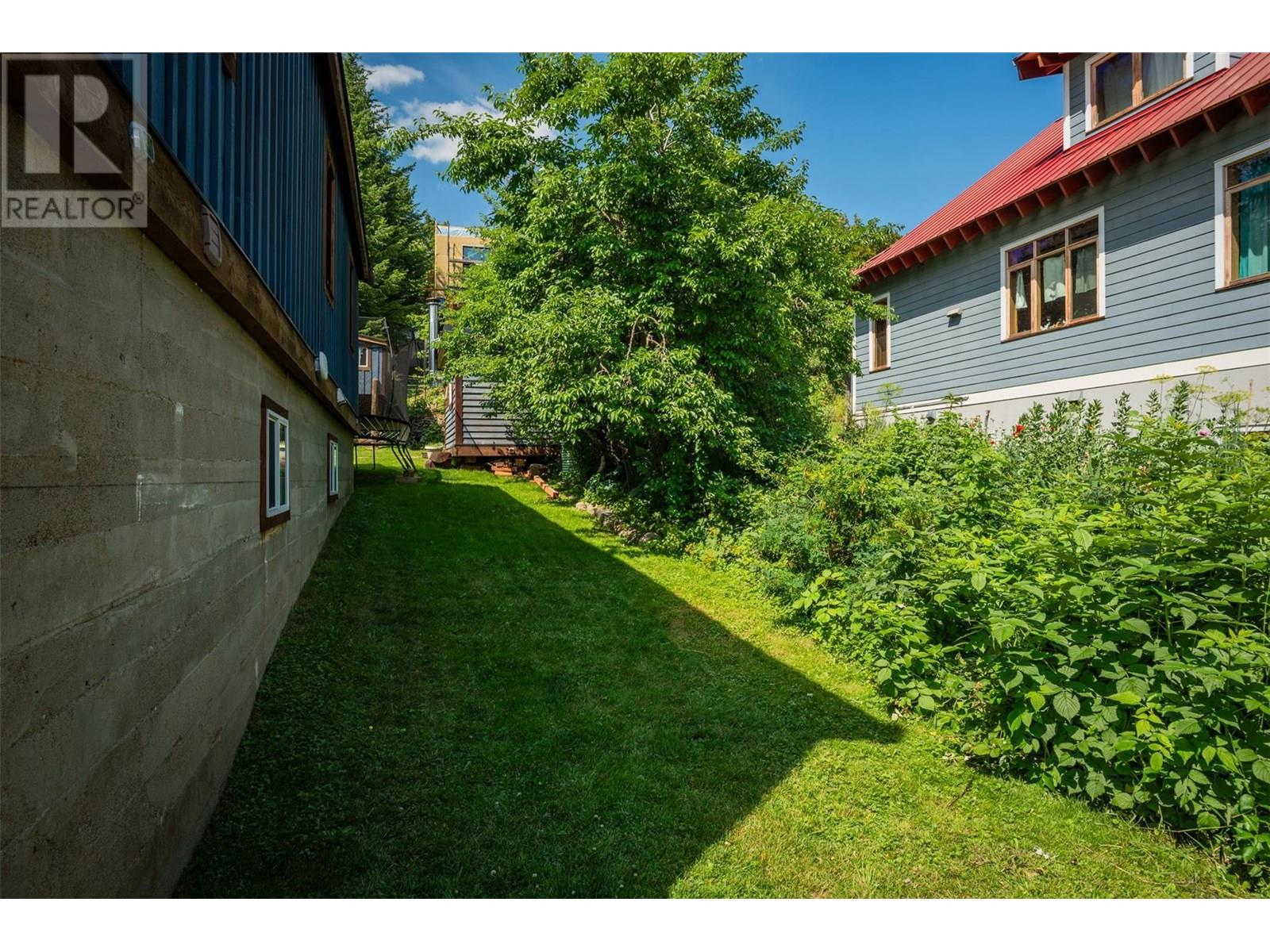 1954 Thompson Avenue, Rossland, British Columbia  V0G 1Y0 - Photo 3 - 10356106