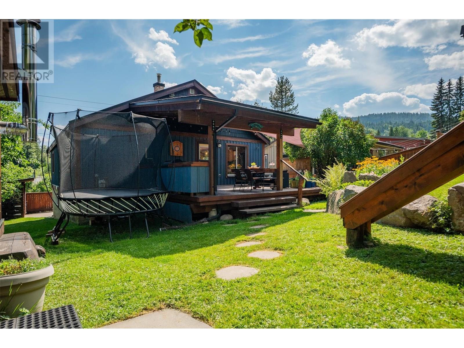 1954 Thompson Avenue, Rossland, British Columbia  V0G 1Y0 - Photo 6 - 10356106