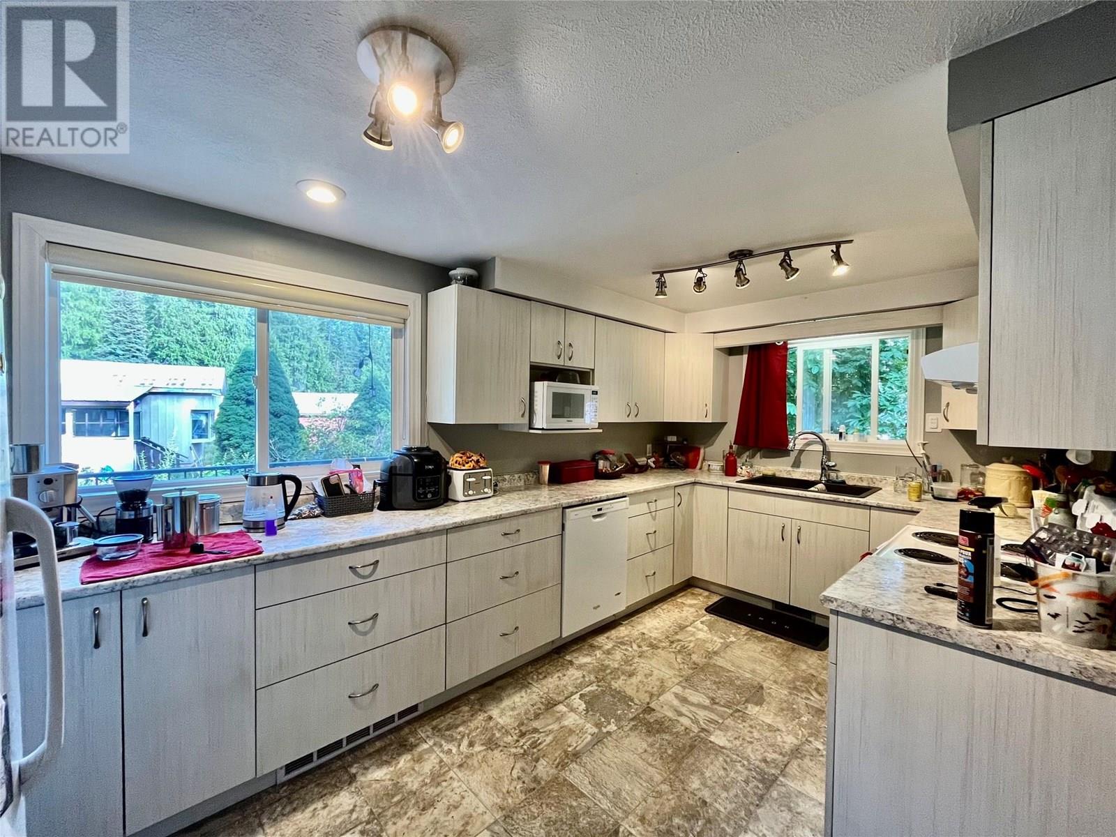850 Columbia Crescent, Nakusp, British Columbia  V0G 1R0 - Photo 3 - 10357392