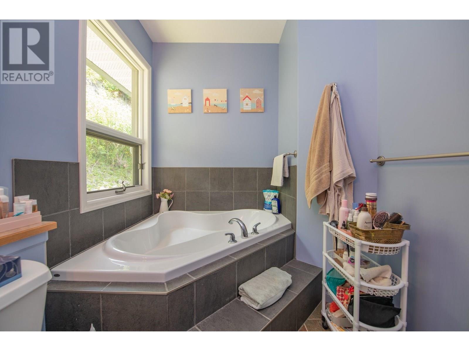 1710 6 Highway, Nakusp, British Columbia  V0G 1R1 - Photo 31 - 10357695