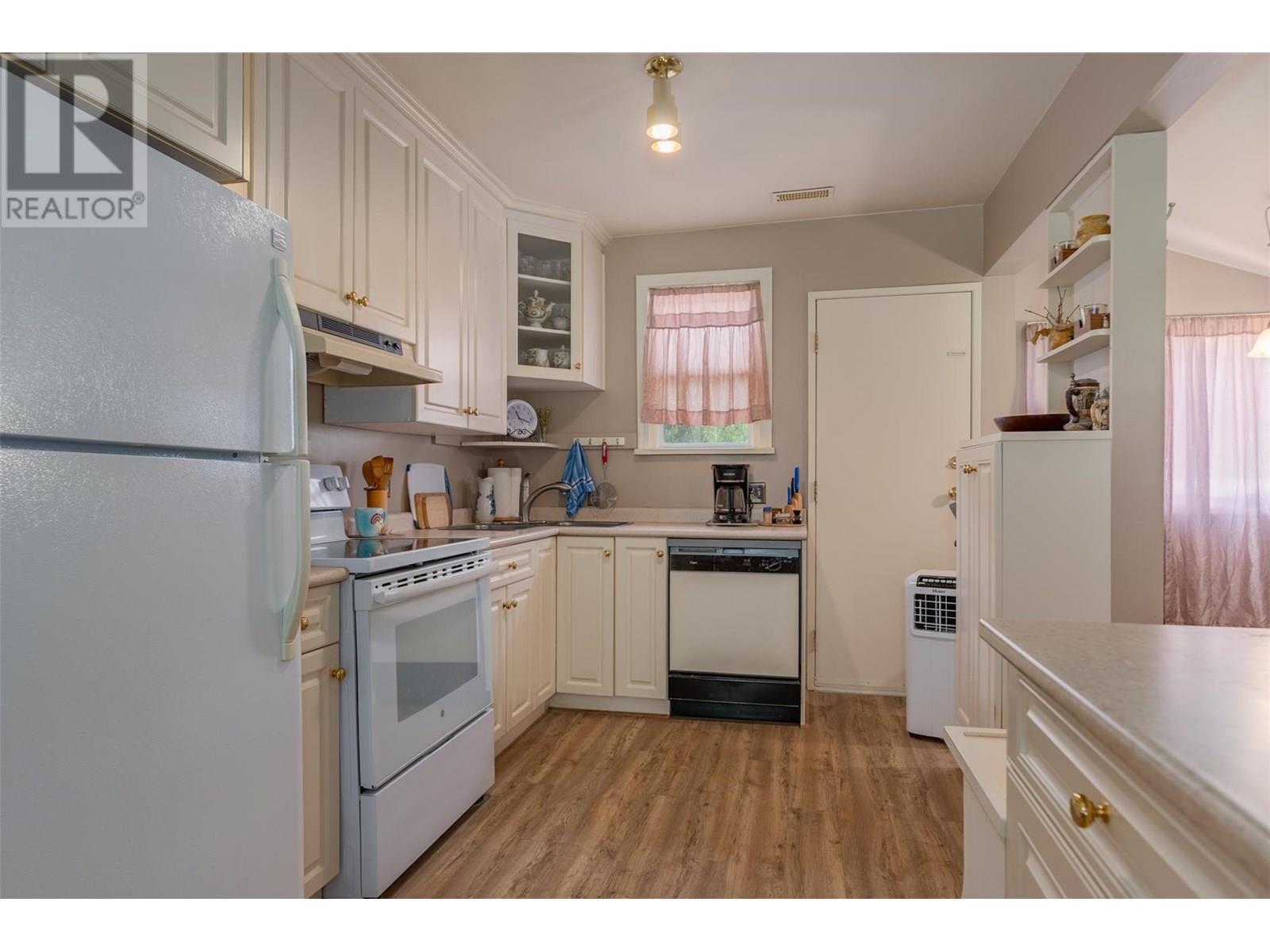 2068 Sixth Avenue, Trail, British Columbia  V1R 3B5 - Photo 3 - 10357889