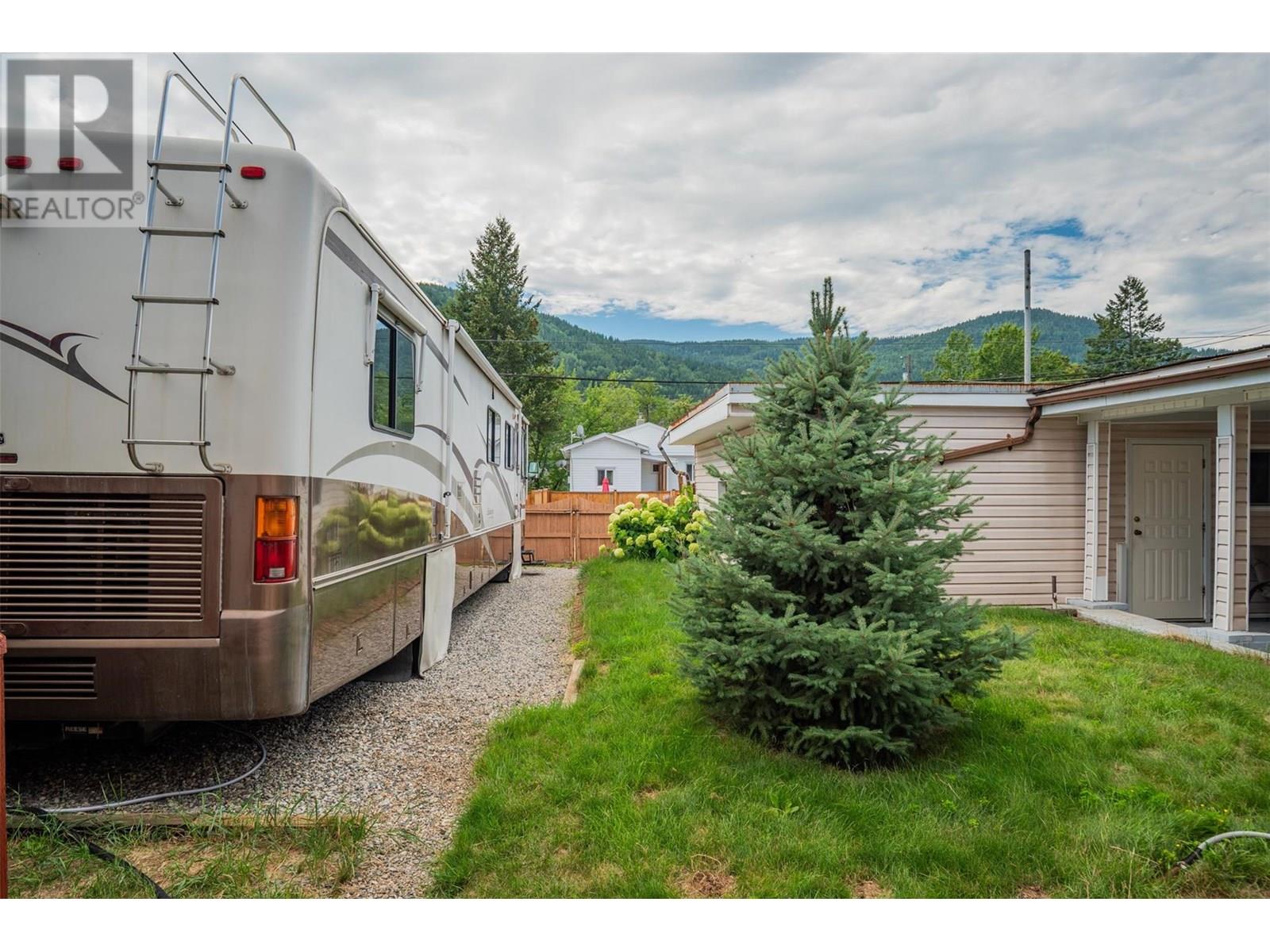 2068 Sixth Avenue, Trail, British Columbia  V1R 3B5 - Photo 46 - 10357889