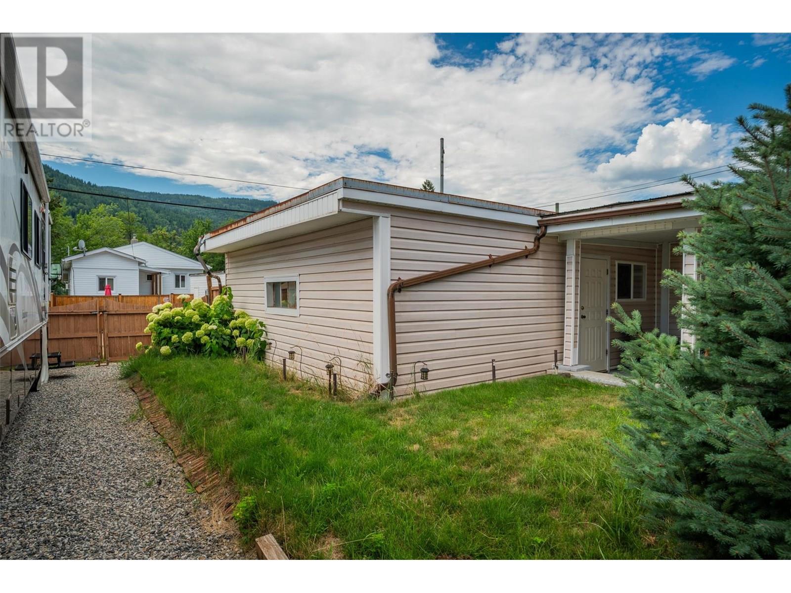 2068 Sixth Avenue, Trail, British Columbia  V1R 3B5 - Photo 47 - 10357889