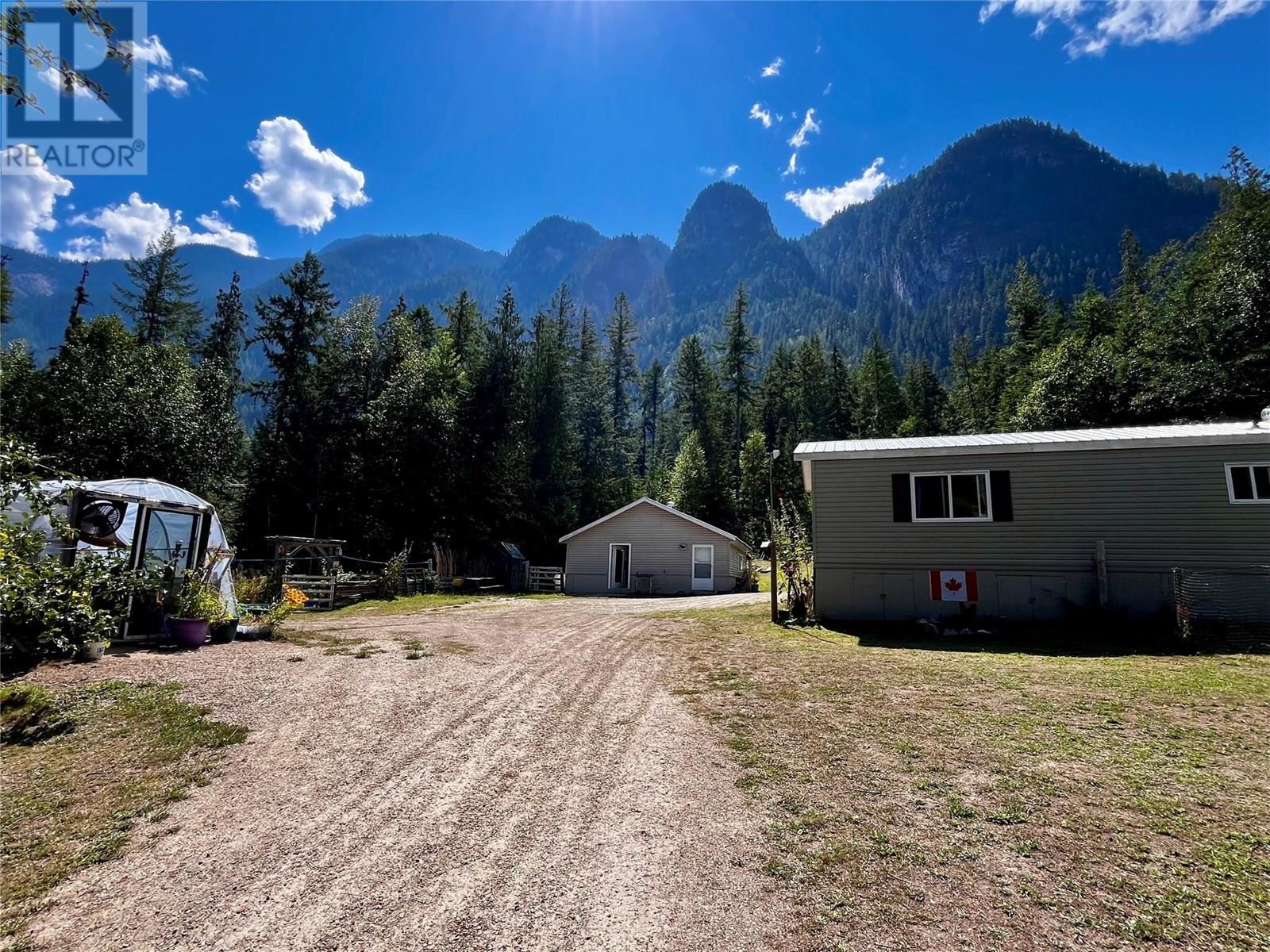 3867 Rock Island Road, Nakusp, British Columbia  V0G 1R1 - Photo 2 - 10358198