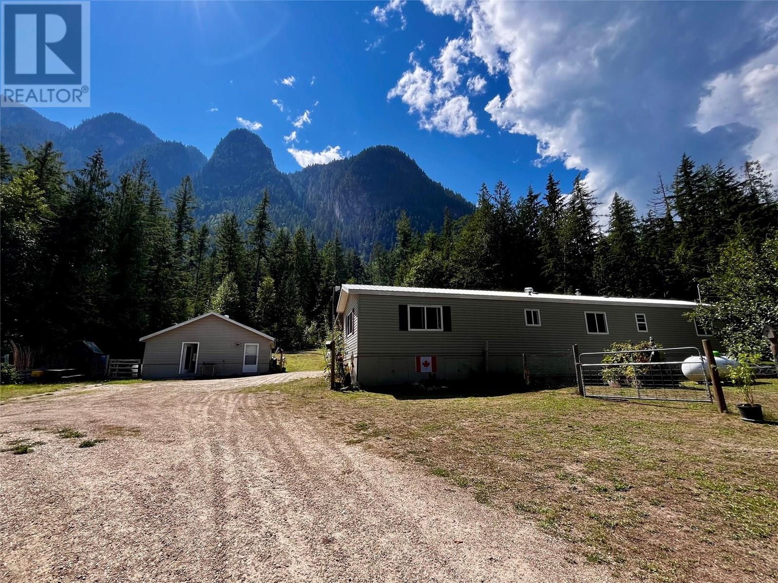3867 Rock Island Road, Nakusp, British Columbia  V0G 1R1 - Photo 3 - 10358198