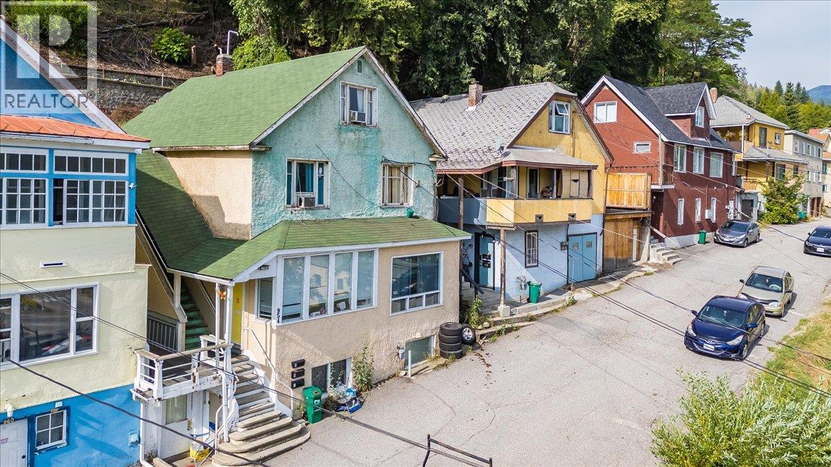954 Glover Road, Trail, British Columbia  V1R 3J9 - Photo 2 - 10358165