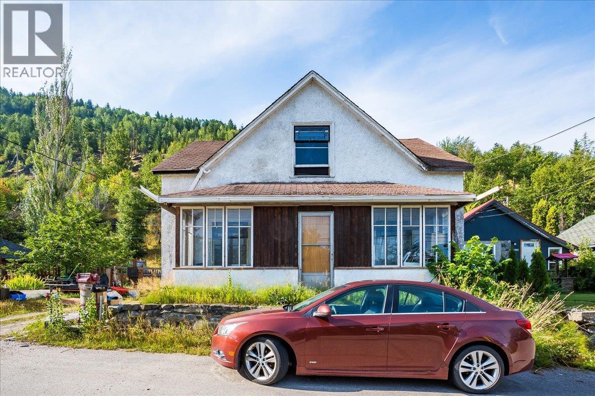 1990 Daniel Street, Trail, British Columbia  V1R 4G9 - Photo 1 - 10358154