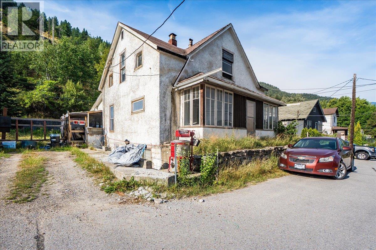 1990 Daniel Street, Trail, British Columbia  V1R 4G9 - Photo 3 - 10358154