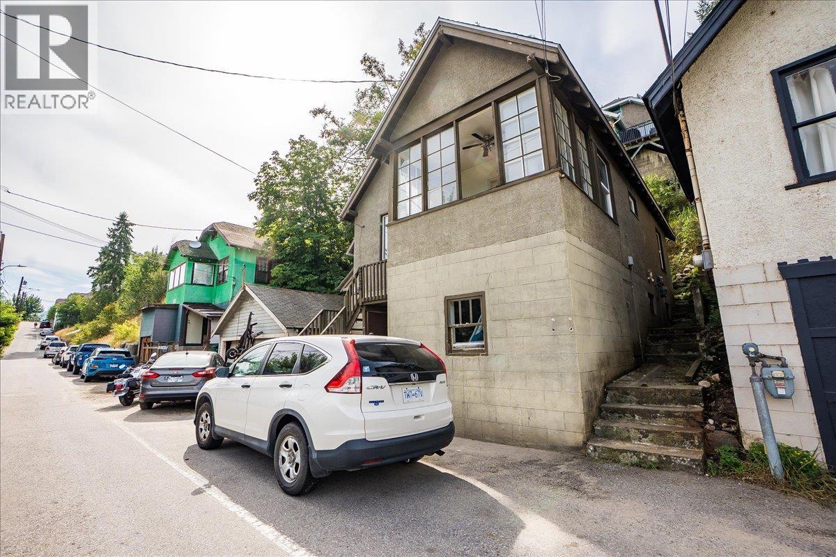 2126 Topping Street, Trail, British Columbia  V1R 4G5 - Photo 3 - 10358425
