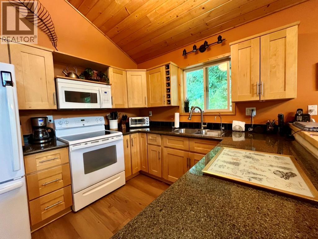 5940 Cedar Creek Road, Winlaw, British Columbia  V0G 2J0 - Photo 5 - 10358431