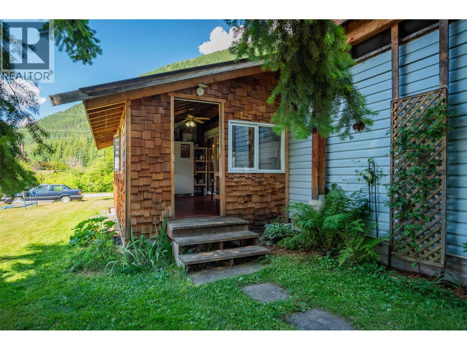 711 9th Avenue, New Denver, British Columbia  V0G 1S0 - Photo 5 - 10358216