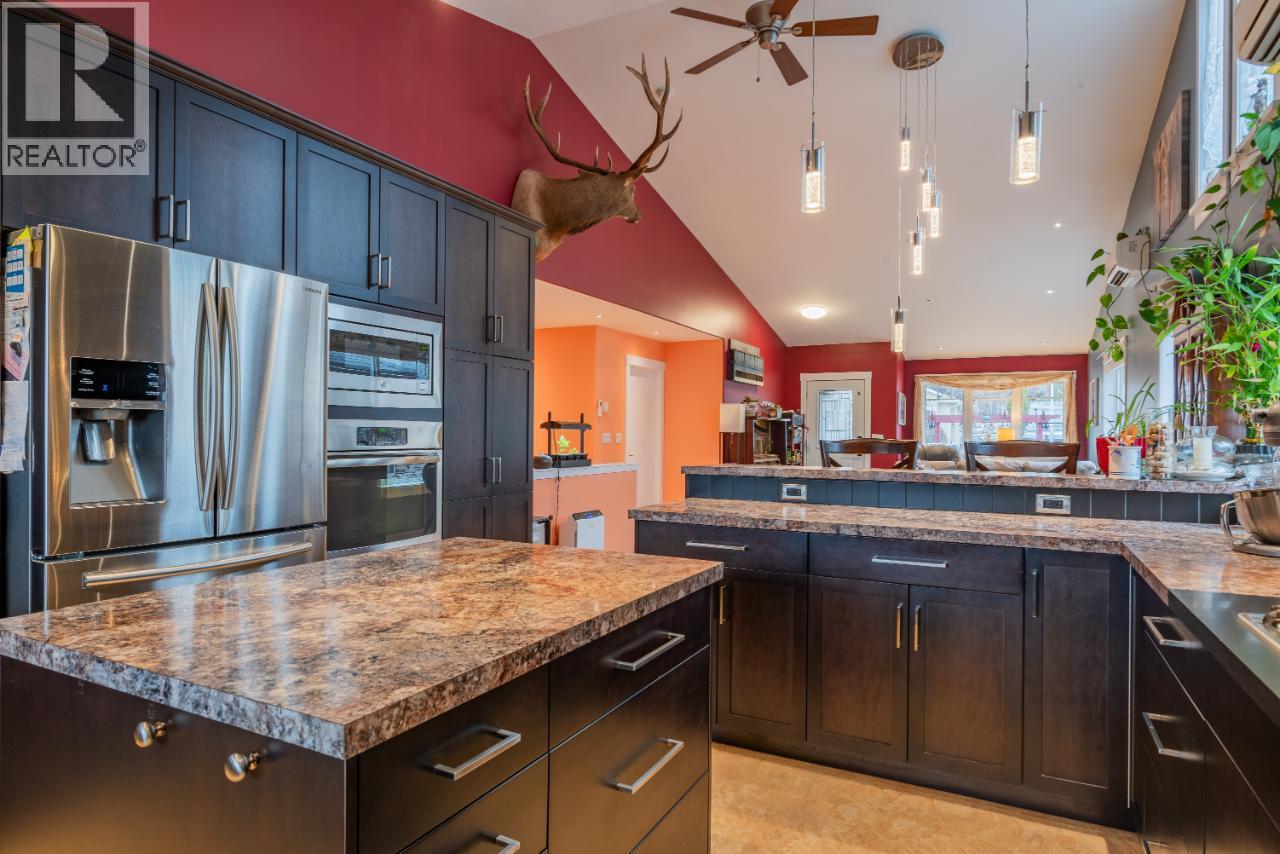 7150 Devito Drive, Trail, British Columbia  V1R 4W2 - Photo 3 - 10358419