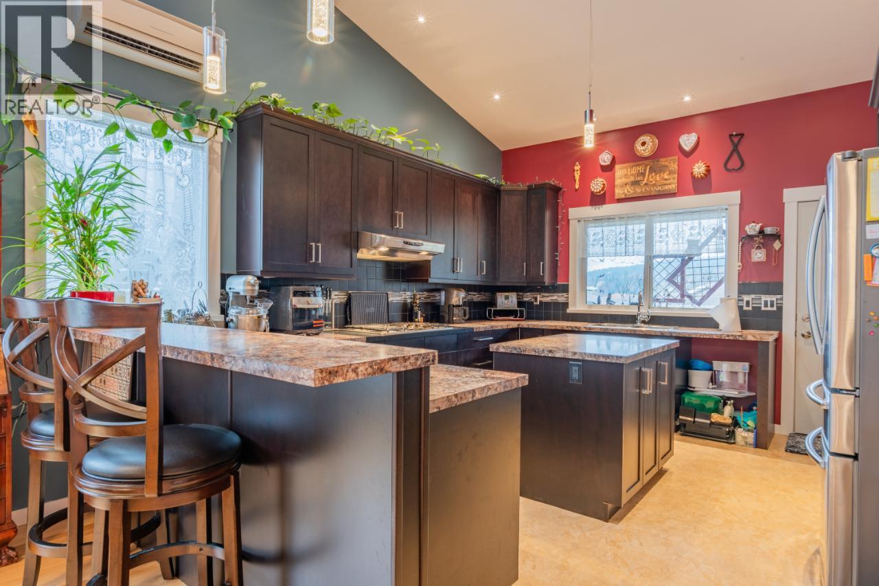 7150 Devito Drive, Trail, British Columbia  V1R 4W2 - Photo 4 - 10358419