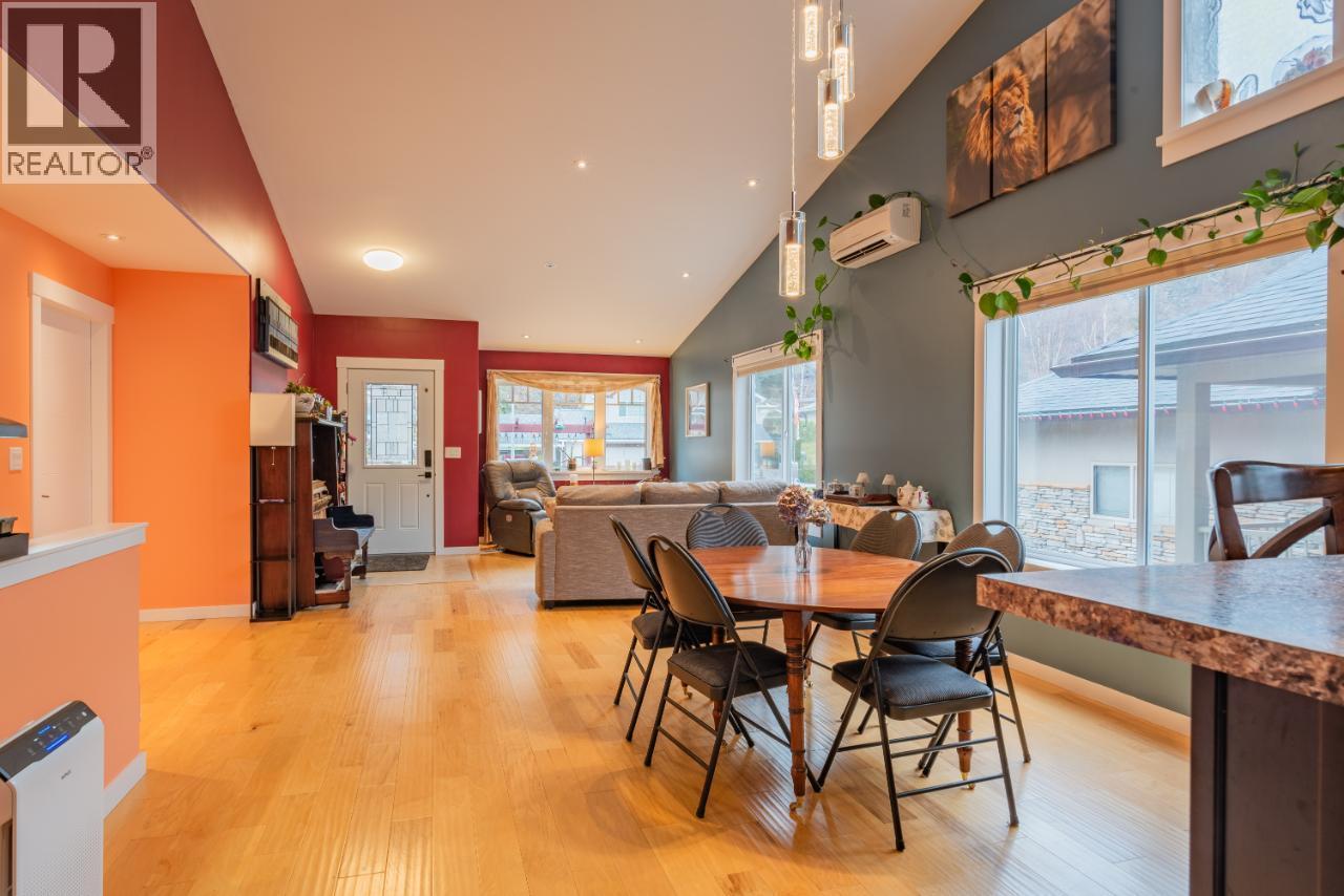7150 Devito Drive, Trail, British Columbia  V1R 4W2 - Photo 6 - 10358419