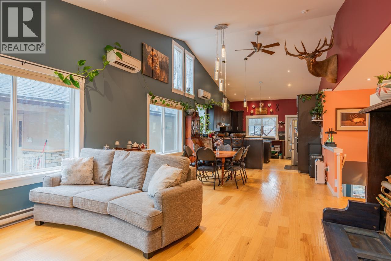 7150 Devito Drive, Trail, British Columbia  V1R 4W2 - Photo 8 - 10358419