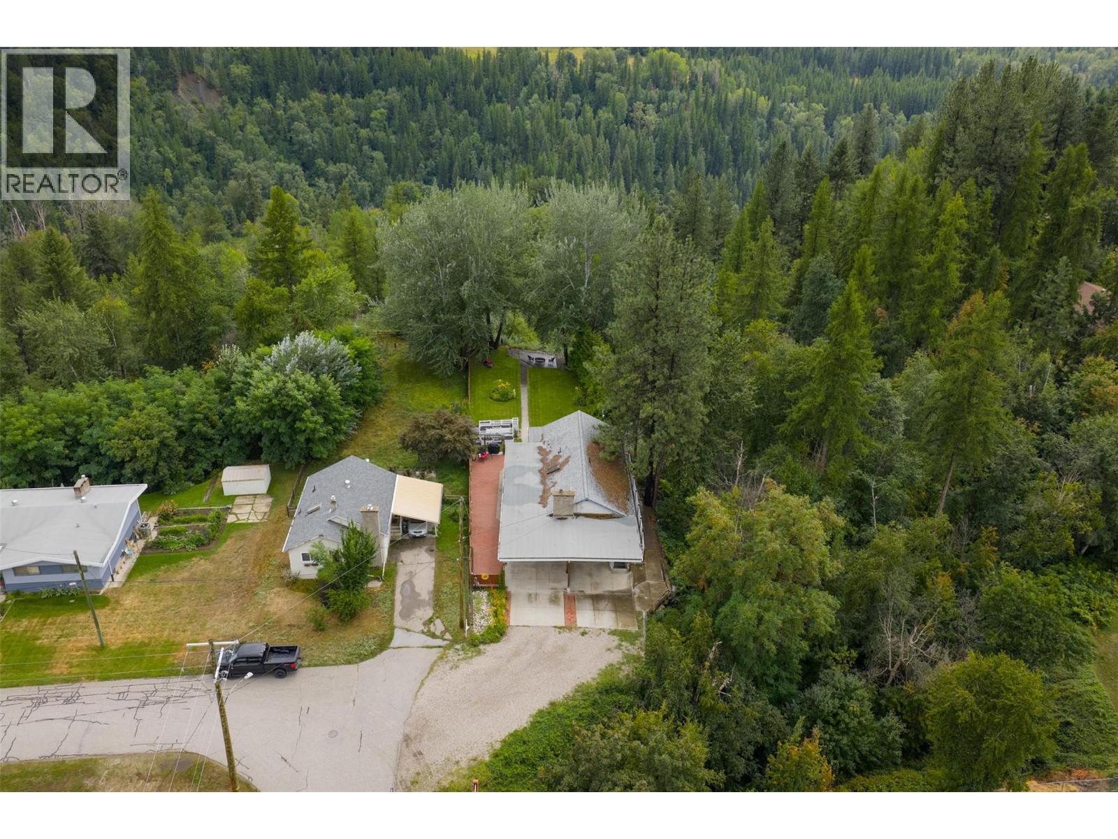 705 8th Avenue, Montrose, British Columbia  V0G 1P0 - Photo 2 - 10358762