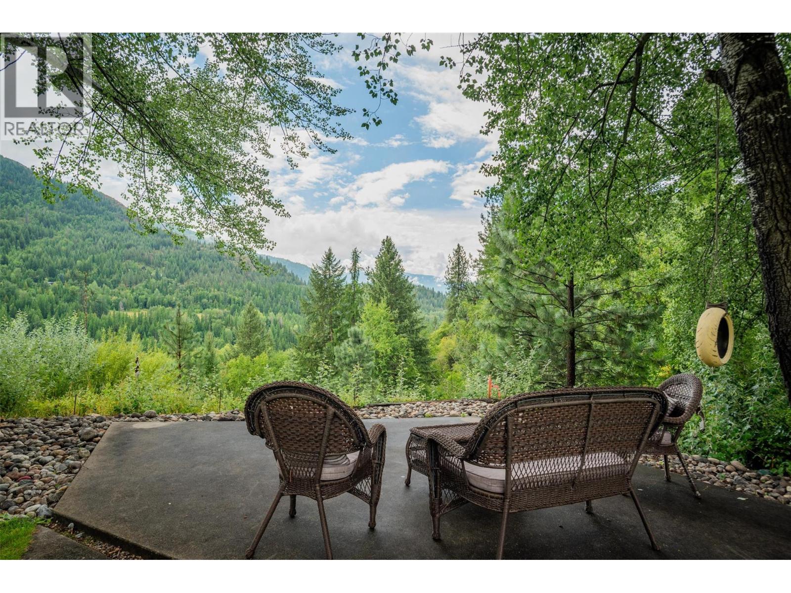 705 8th Avenue, Montrose, British Columbia  V0G 1P0 - Photo 41 - 10358762