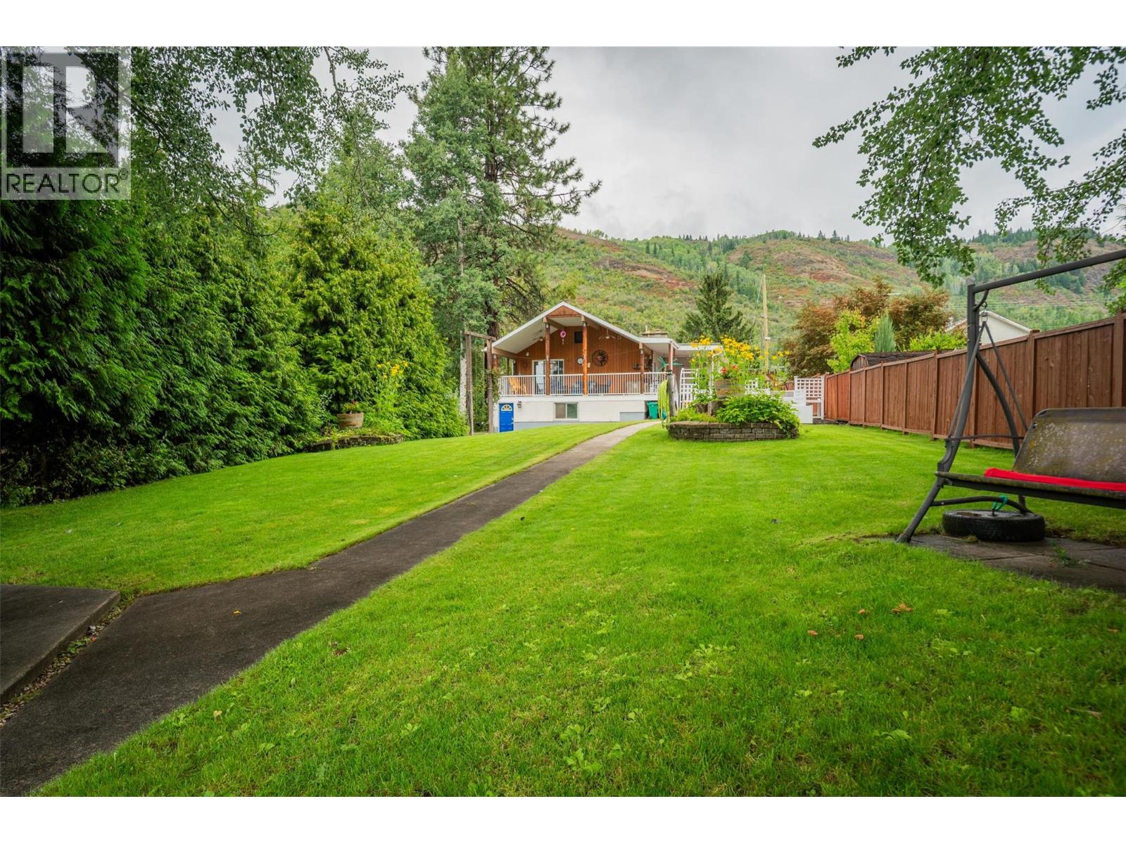 705 8th Avenue, Montrose, British Columbia  V0G 1P0 - Photo 42 - 10358762