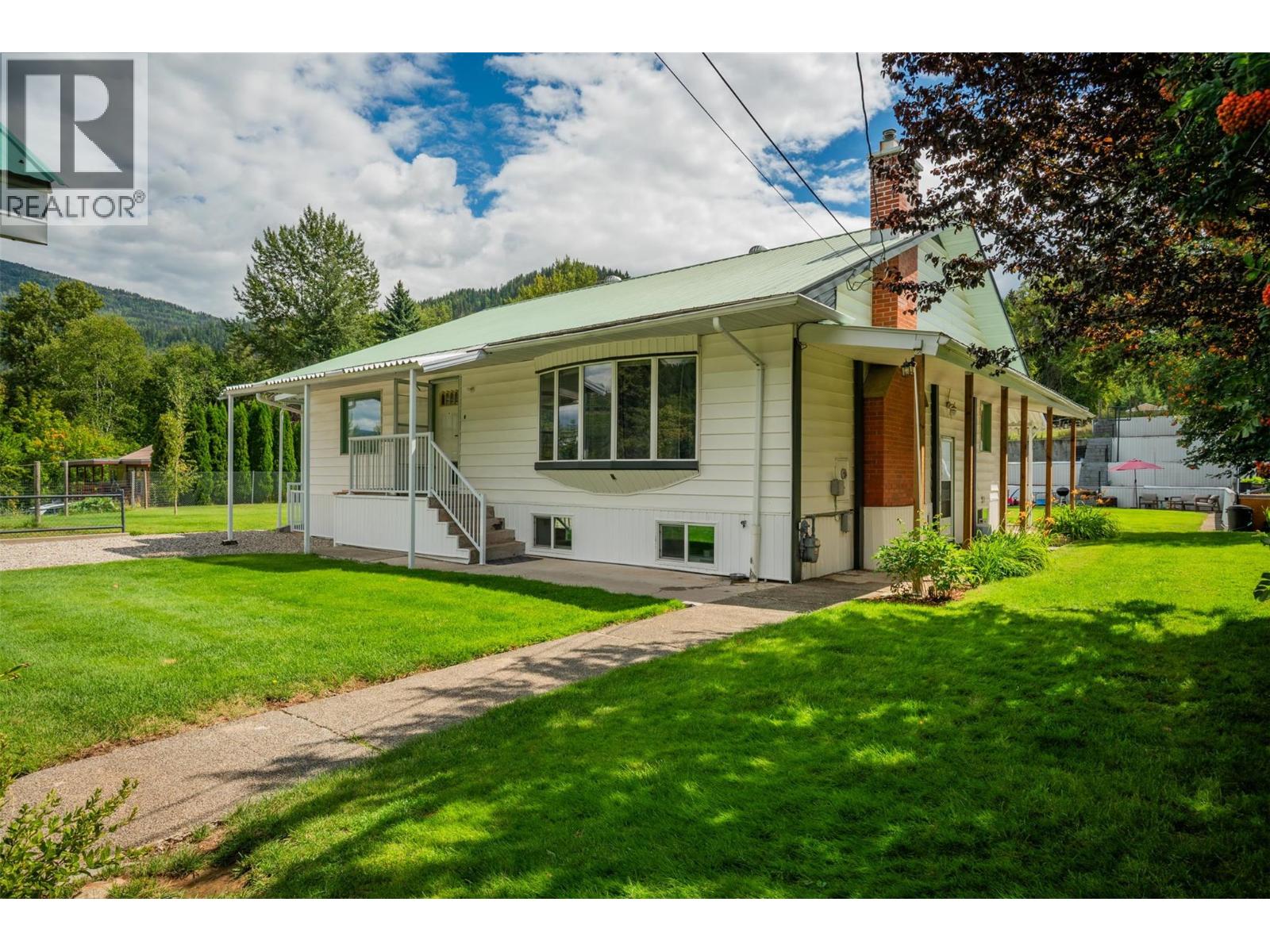 2004 Old Salmo Road, Fruitvale, British Columbia  V0G 1L1 - Photo 1 - 10358878