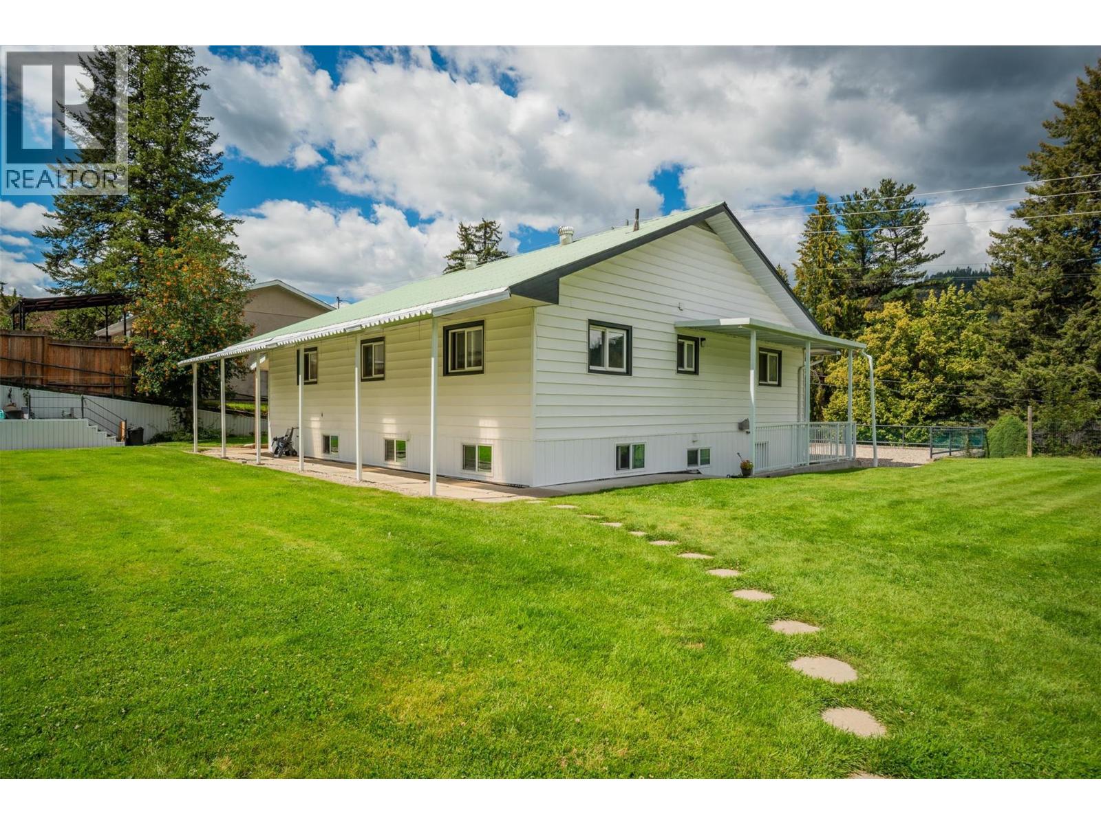 2004 Old Salmo Road, Fruitvale, British Columbia  V0G 1L1 - Photo 2 - 10358878