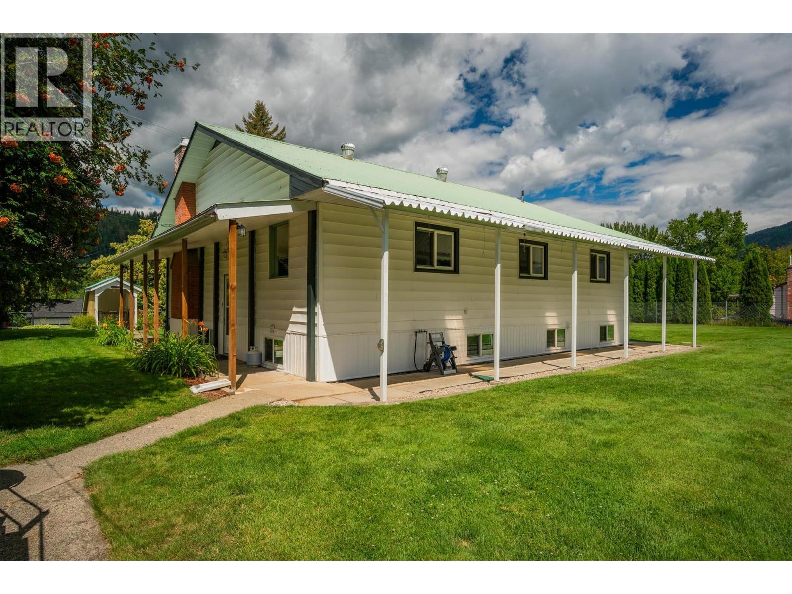 2004 Old Salmo Road, Fruitvale, British Columbia  V0G 1L1 - Photo 63 - 10358878
