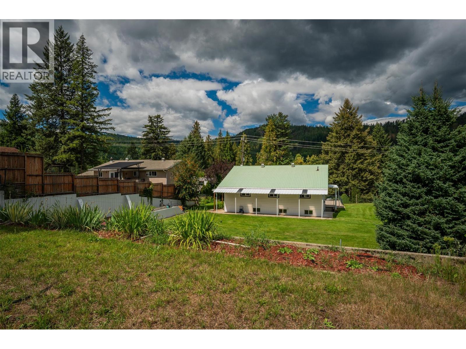 2004 Old Salmo Road, Fruitvale, British Columbia  V0G 1L1 - Photo 70 - 10358878