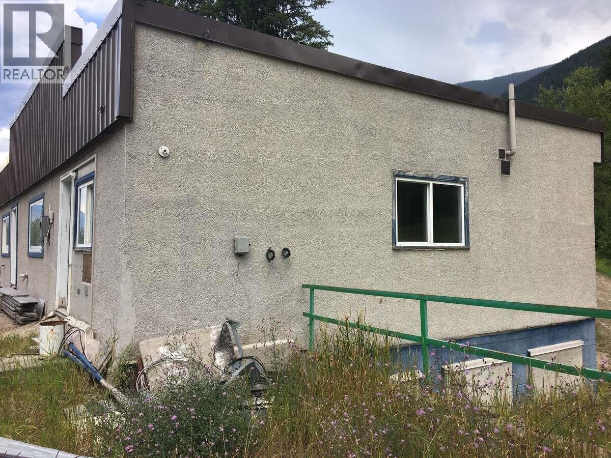 6904 Highway 6, Appledale, British Columbia  V0G 2J0 - Photo 4 - 10359261