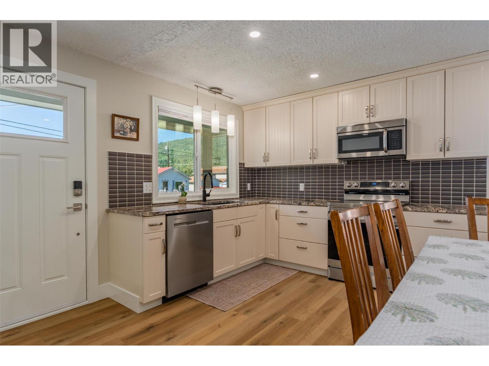 100 Birch Avenue, Fruitvale, British Columbia  V0G 1L0 - Photo 8 - 10359470