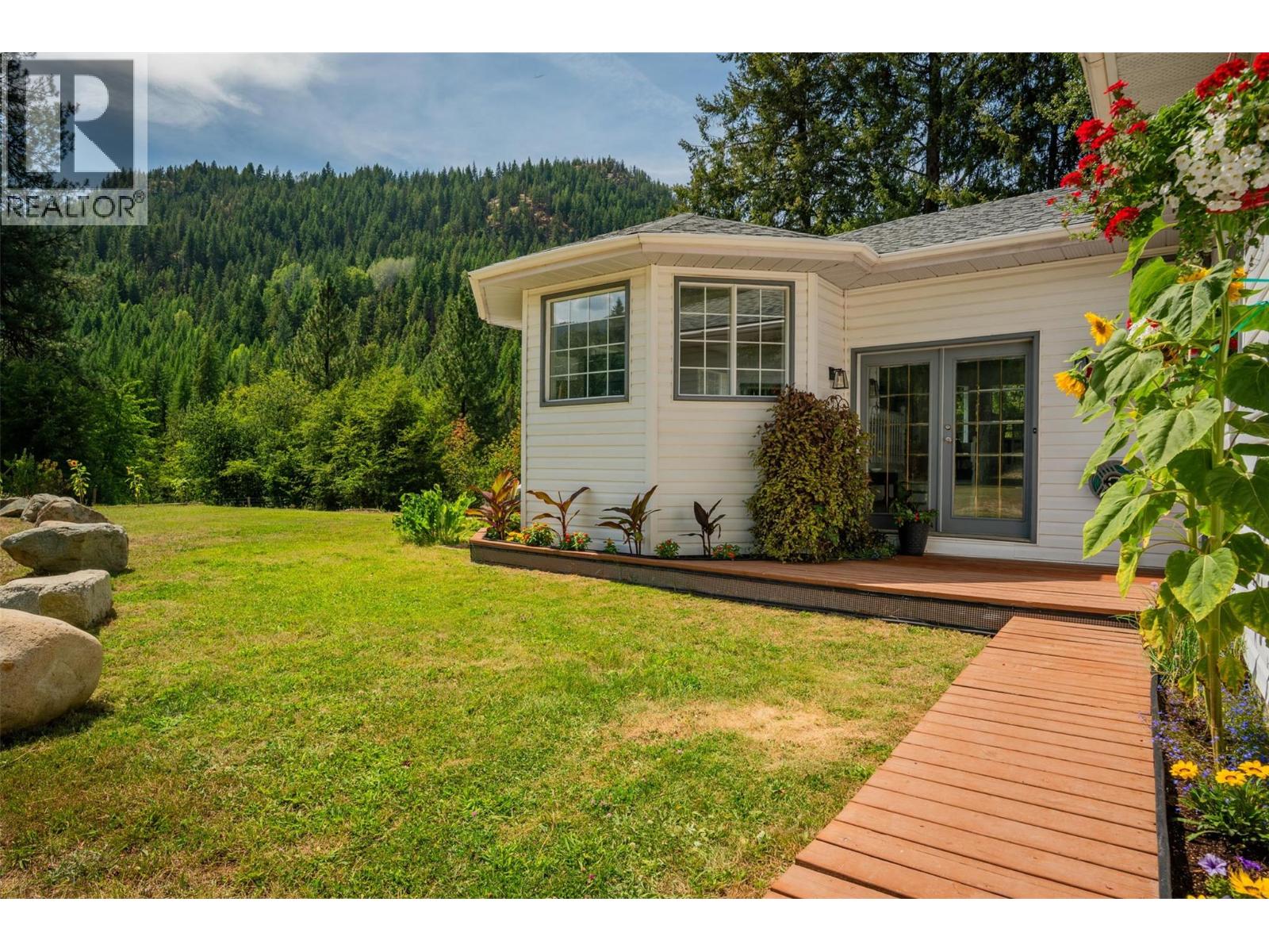 2697 Osachoff Road, South Slocan, British Columbia  V0G 2G0 - Photo 14 - 10359274
